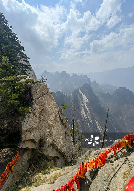 晴天华山山顶视角的险峻崖壁图片素材