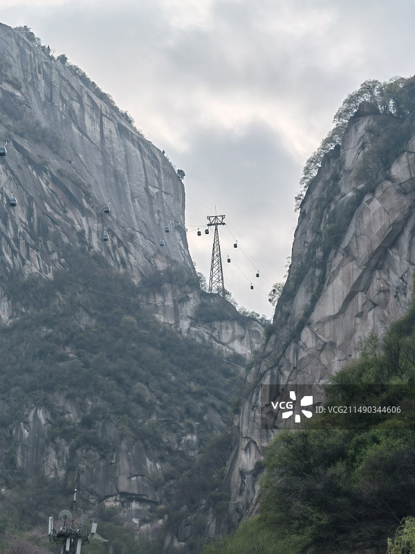 阴天华山的西峰索道图片素材