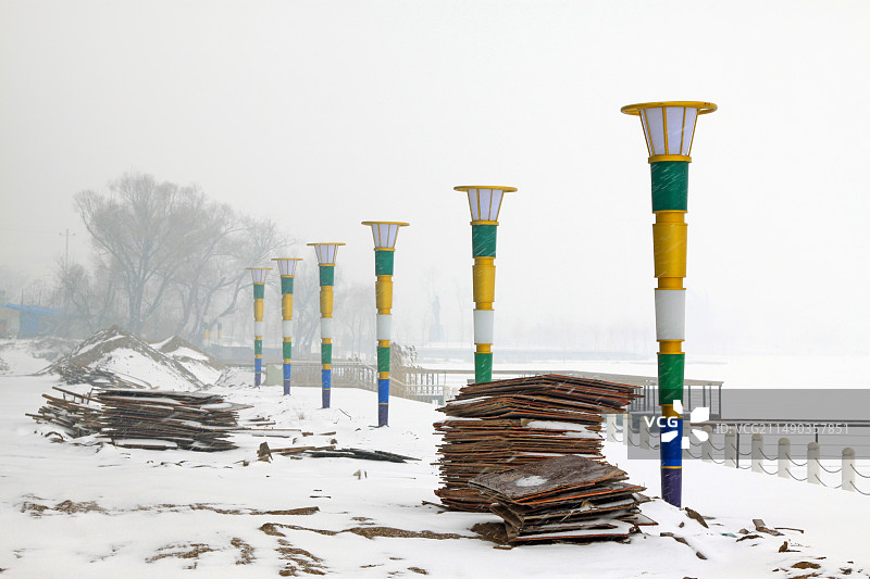 积雪中的路灯和建筑图片素材