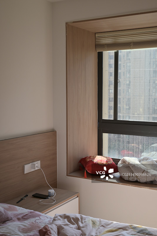 卧室内部木饰板飘窗图片素材