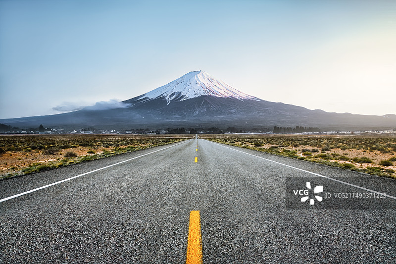 通向富士山的公路图片素材