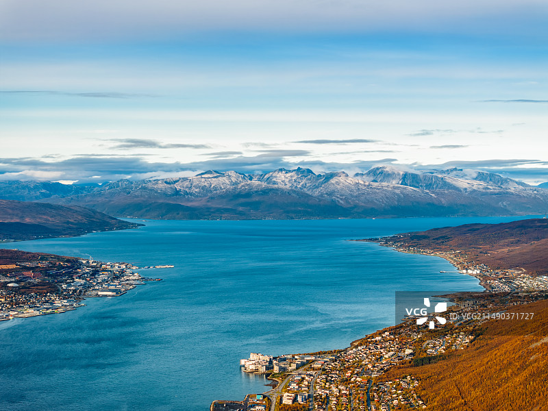 北欧挪威Tromsø特罗姆瑟Ringvassøya灵瓦斯岛雪山海景风光航拍图片素材
