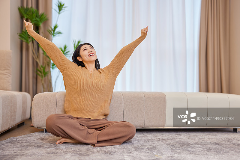 周末放松在家的年轻女人图片素材