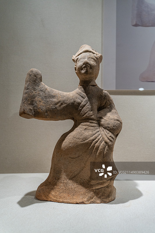 四川德阳博物馆藏罗江文星乡观音崖出土东汉陶舞俑图片素材