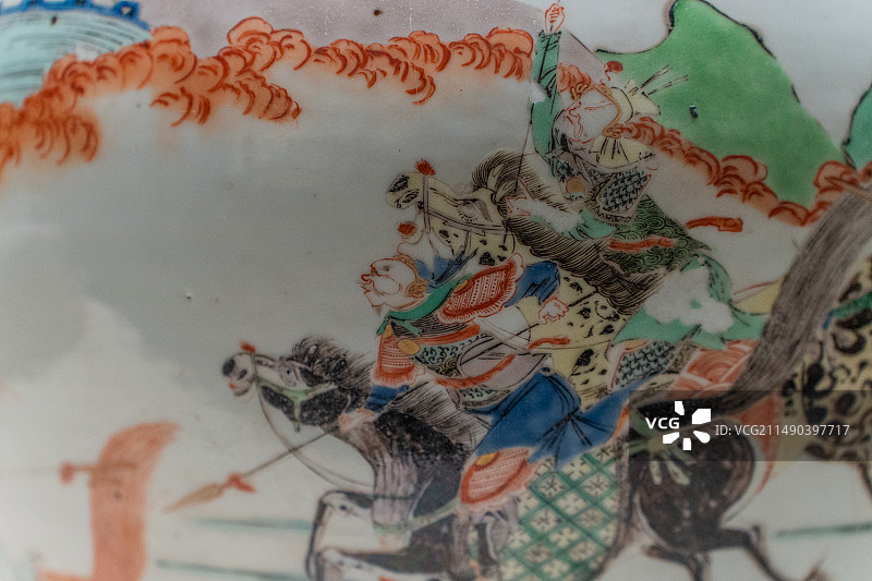 四川德阳博物馆藏清代虎牢关三英战吕布人物粉彩瓷缸图片素材