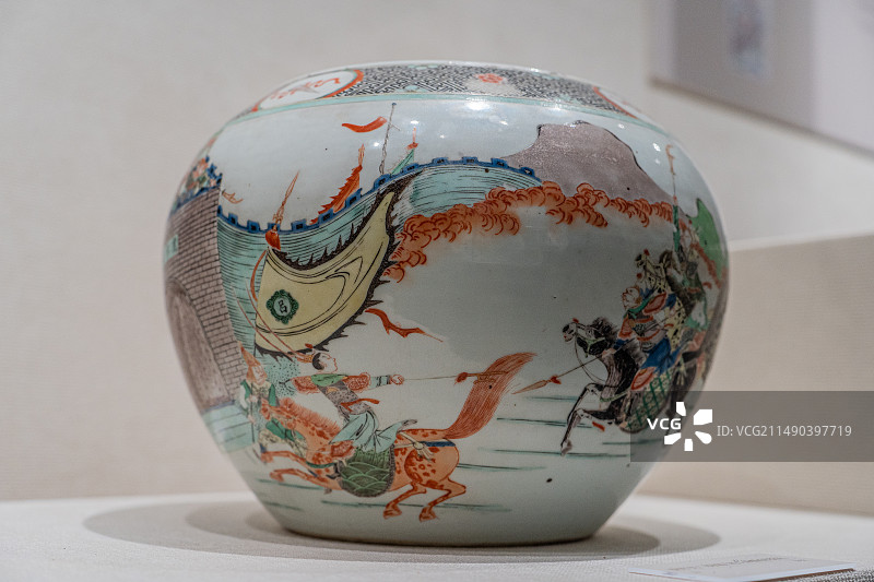 四川德阳博物馆藏清代虎牢关三英战吕布人物粉彩瓷缸图片素材