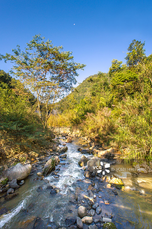 中国云南省腾冲市热海风景区地热沸泉热气喷涌图片素材