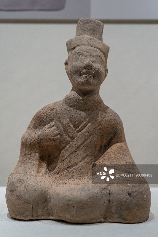 四川德阳博物馆藏罗江文星乡观音崖出土东汉陶击鼓俑图片素材