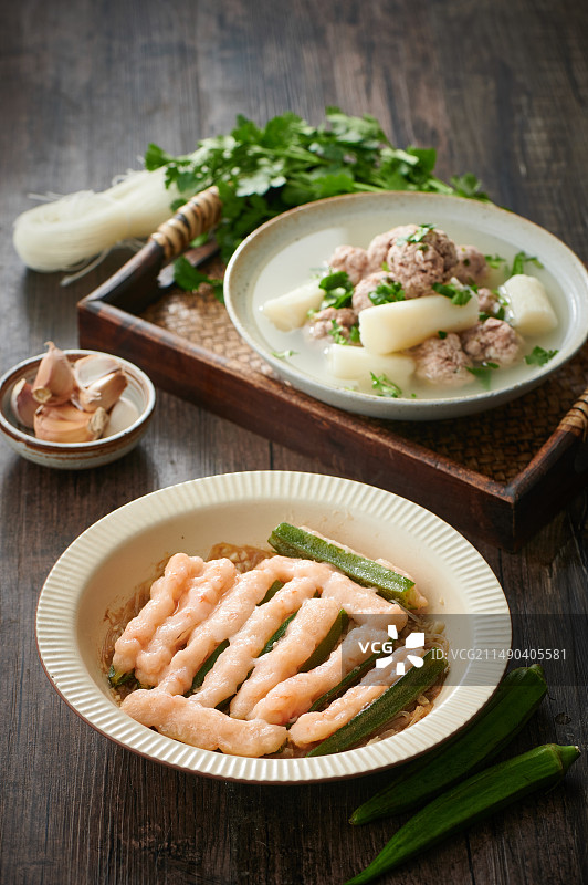 桌子上放着秋葵山药和肉丸子汤图片素材