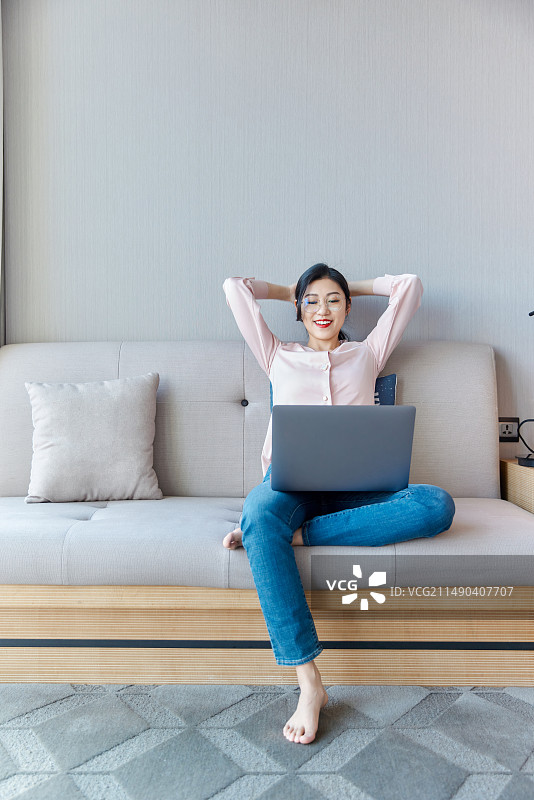 周末在家中和同事开视频会议的年轻女白领图片素材