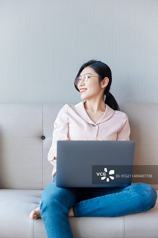 周末在家中和同事开视频会议的年轻女白领图片素材