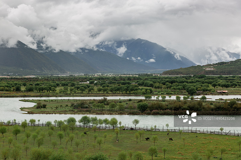 西藏 林芝 尼洋河风光带 云雾 雅鲁藏布江图片素材