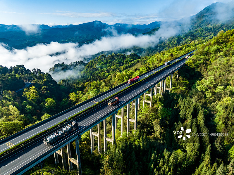雅西高速公路穿越在雅安荥经龙苍沟崇山峻岭中云雾云海之上图片素材
