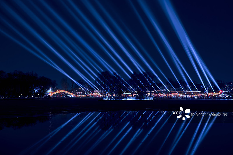 北京网红景点后海节日巨龙灯光秀光束图片素材