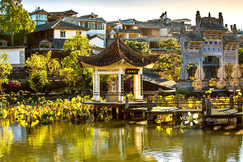 中国云南省保山市腾冲市和顺古镇黄昏荷塘景观图片素材