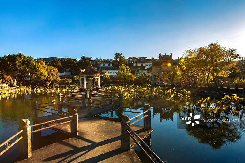 中国云南省保山市腾冲市和顺古镇黄昏荷塘景观图片素材