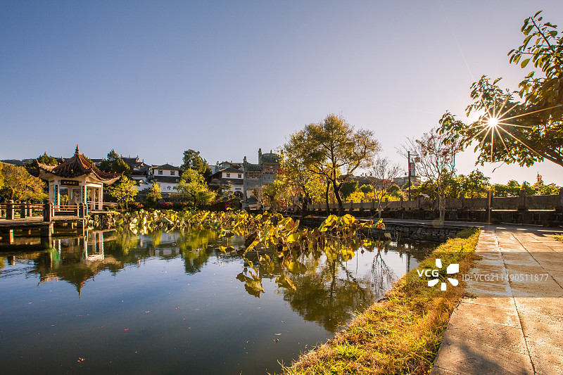 中国云南省保山市腾冲市和顺古镇黄昏荷塘景观图片素材