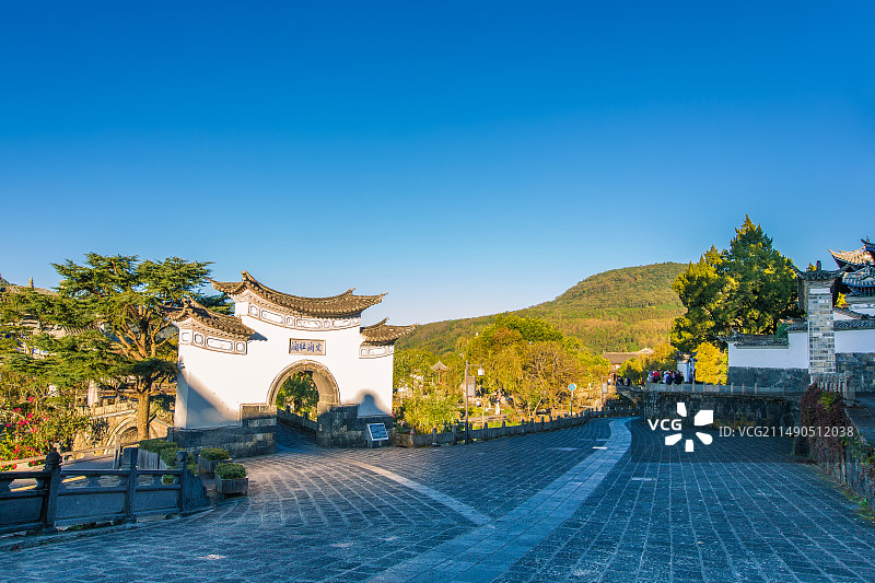 中国云南省保山市腾冲市和顺古镇牌坊景观图片素材