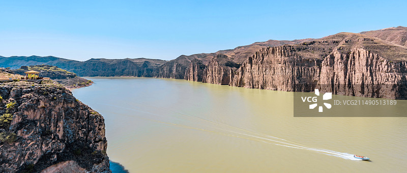 中国内蒙古呼和浩特清水河县老牛湾黄河上行驶的游艇图片素材