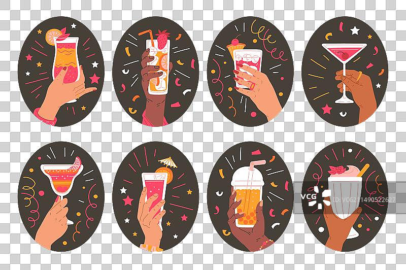 手持酒精饮料和清凉饮品图片素材