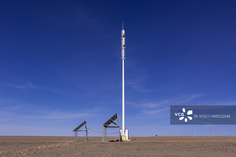 茫崖215国道边的通讯信号塔图片素材