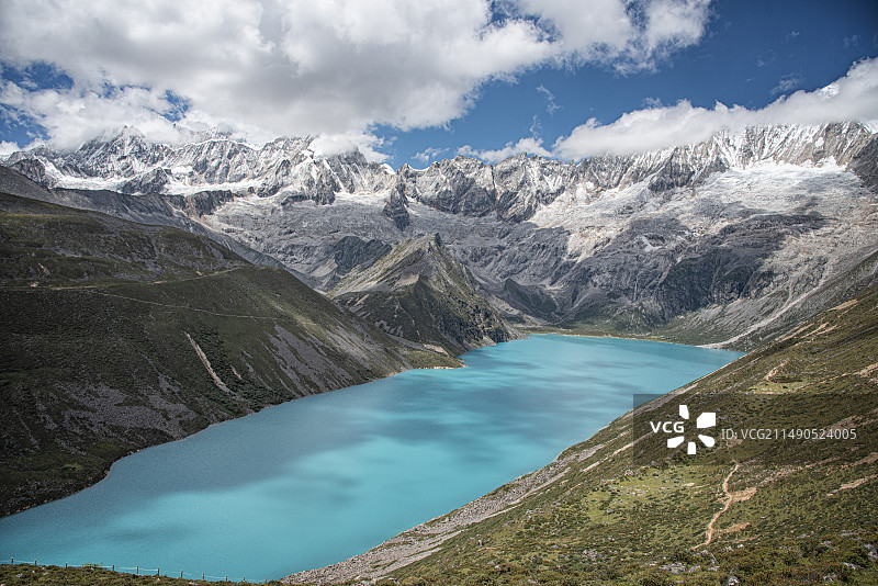 库拉岗日雪山白马林错图片素材