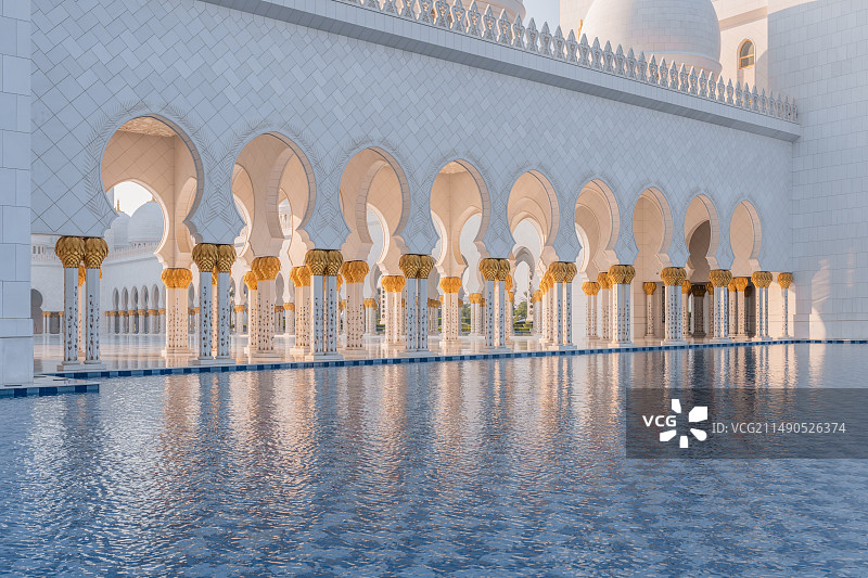 阿联酋阿布扎比谢赫扎耶德大清真寺白昼风光图片素材