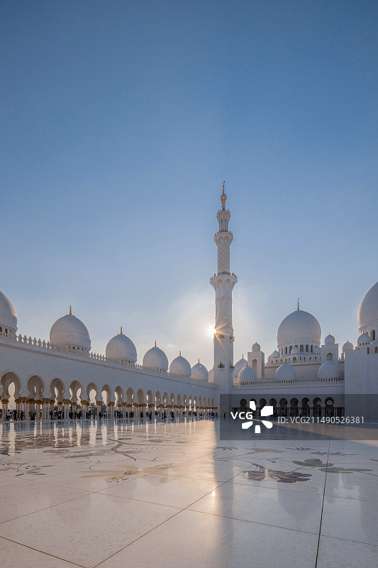 阿联酋阿布扎比谢赫扎耶德大清真寺白昼风光图片素材