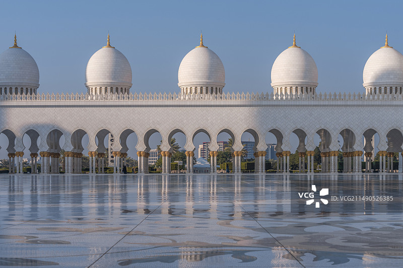 阿联酋阿布扎比谢赫扎耶德大清真寺白昼风光图片素材