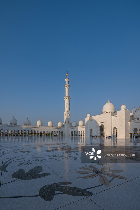 阿联酋阿布扎比谢赫扎耶德大清真寺白昼风光图片素材