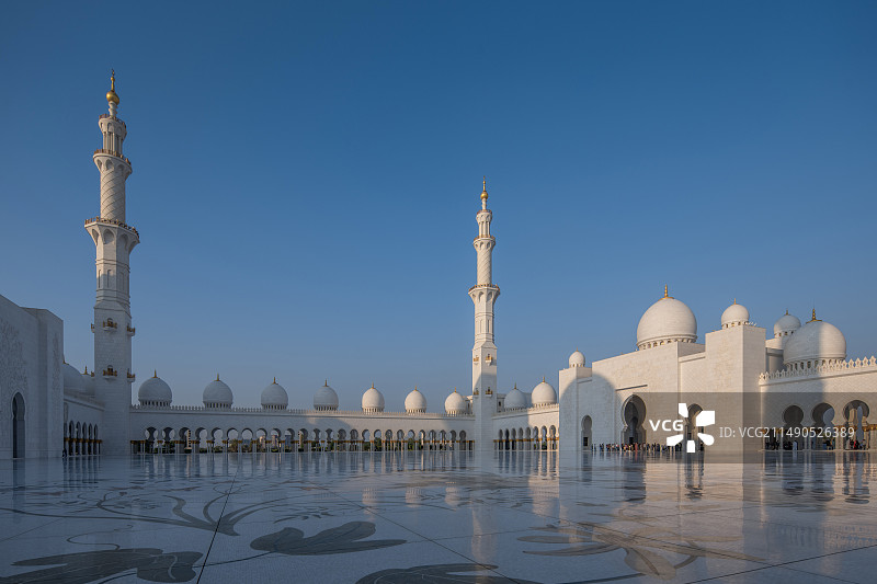 阿联酋阿布扎比谢赫扎耶德大清真寺白昼风光图片素材