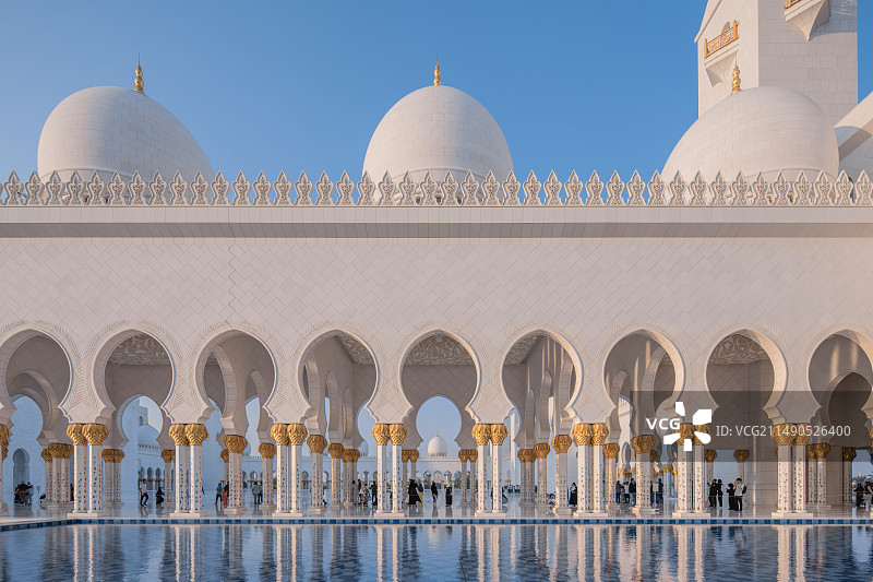 阿联酋阿布扎比谢赫扎耶德大清真寺白昼风光图片素材