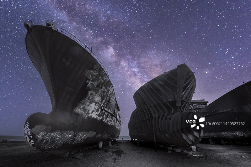 海南海口星空下的旧船厂里废弃的轮船图片素材