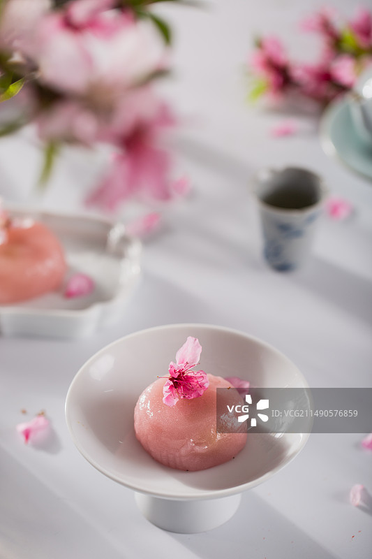 桌上盘子里粉红色花朵的特写镜头图片素材