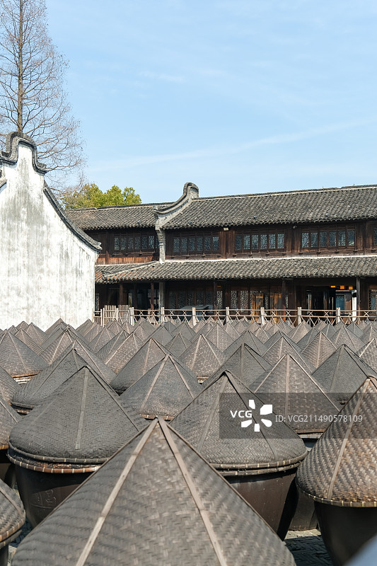 中国浙江嘉兴桐乡市乌镇（江南水乡古镇）西栅景区叙昌酱园晒场图片素材