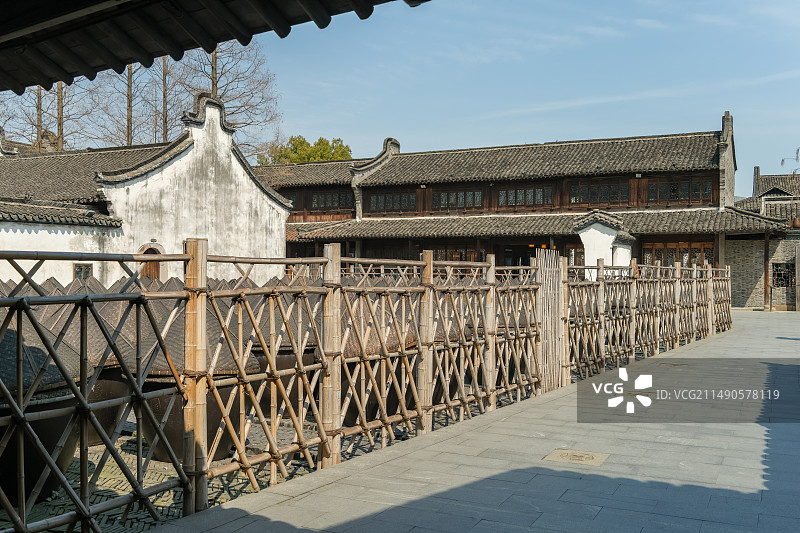 中国浙江嘉兴桐乡市乌镇（江南水乡古镇）西栅景区叙昌酱园晒场图片素材