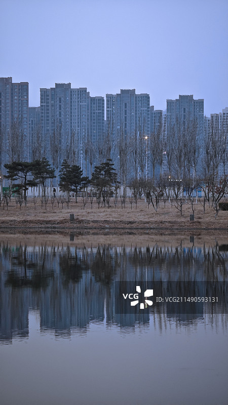 天津海河岸边楼房河景一撇(蓝调时间）图片素材