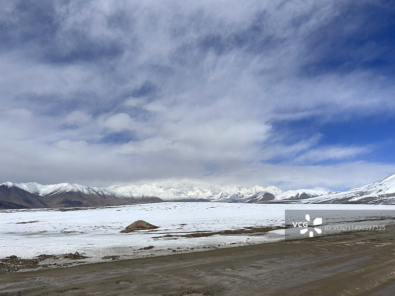 新疆 雪山和沙漠图片素材