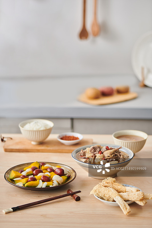 餐桌上丰盛诱人的美食家常菜 鸽子汤 蒸南瓜 米饭图片素材