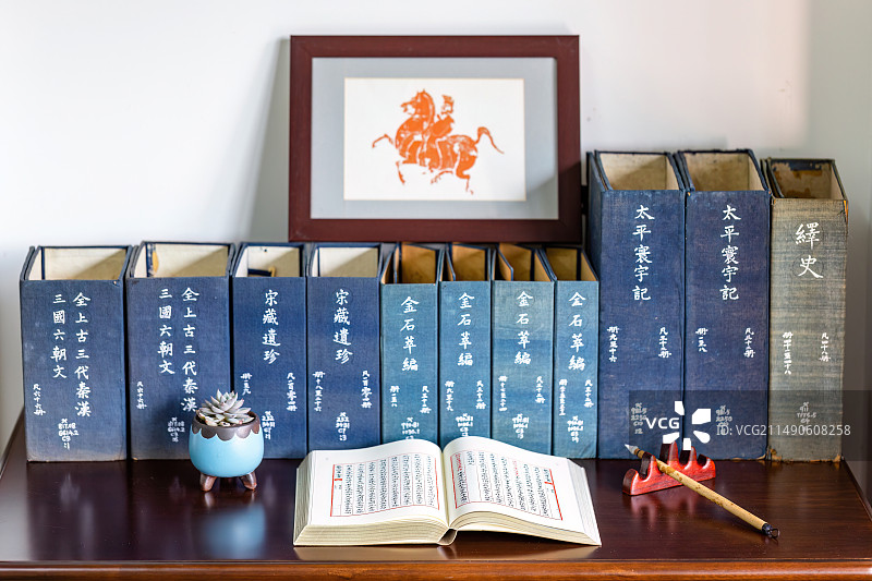 书桌上的函套、古籍、毛笔、笔架、多肉图片素材