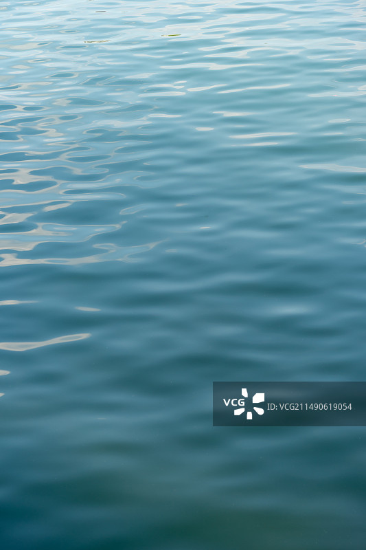 波光粼粼有质感的水面图片素材