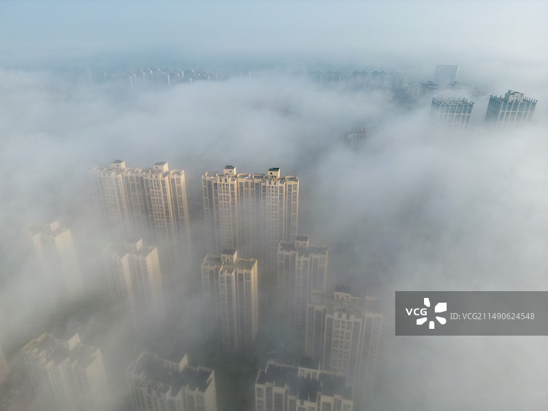 航拍云雾笼罩的城市图片素材