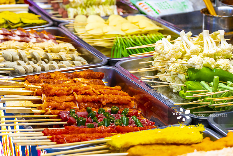 武汉烧烤夜市蒜蓉生蚝美食串串鱿鱼锅贴饺子火焰炸串路边摊捞汁小海鲜淀粉肠烤肠羊肉串图片素材