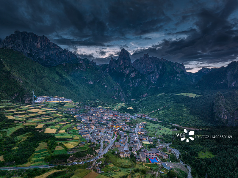 扎尕那航拍云海夜景图片素材