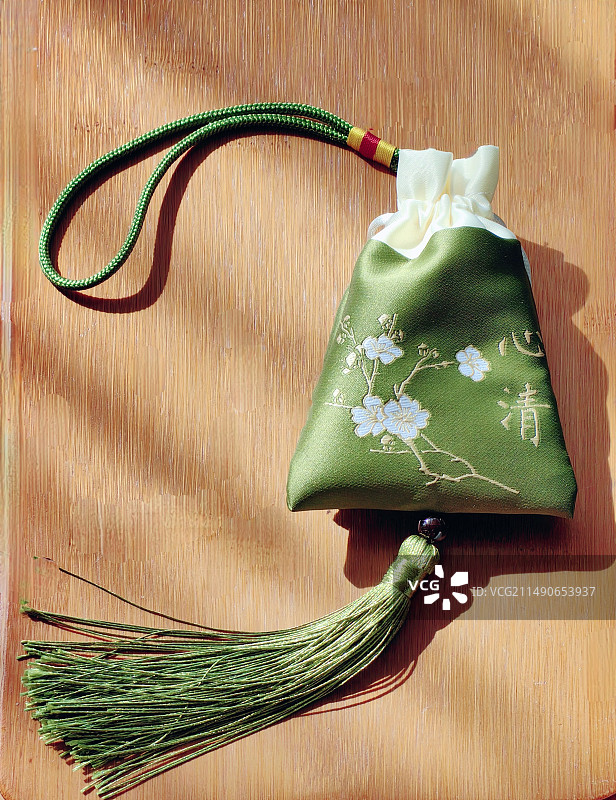 木桌上的香囊特写镜头图片素材