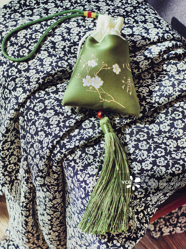 碎花衬布上香囊特写镜头图片素材