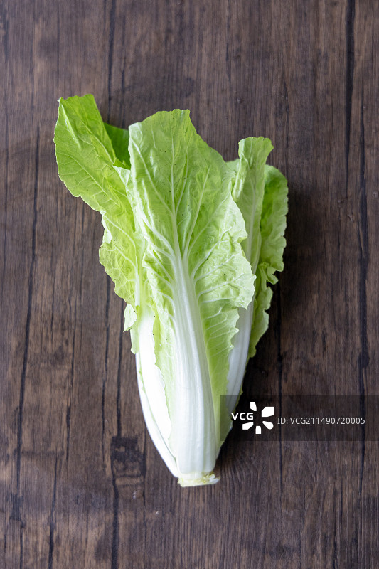 木质桌面上的杭白菜特写图片素材