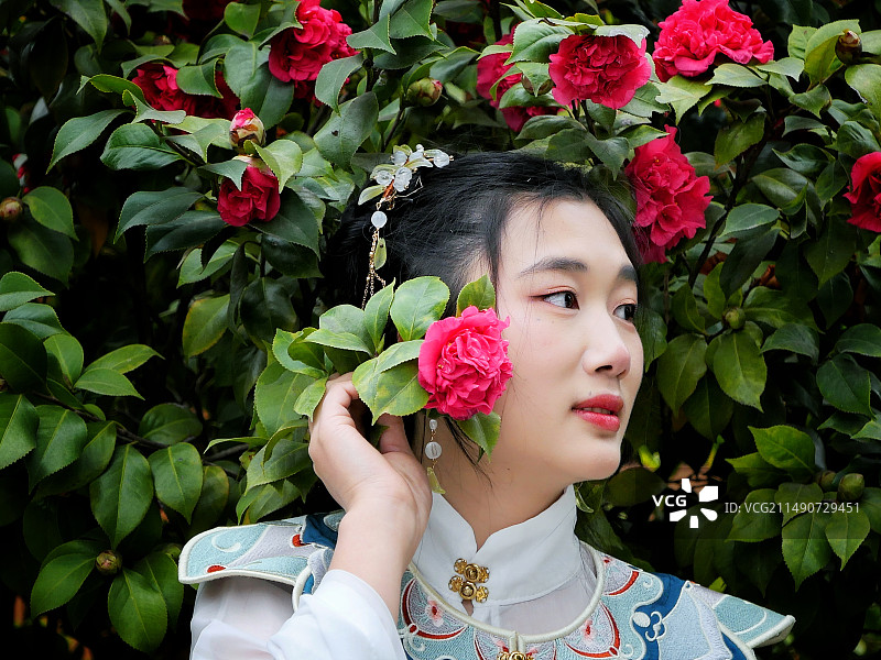 我与花儿比美图片素材