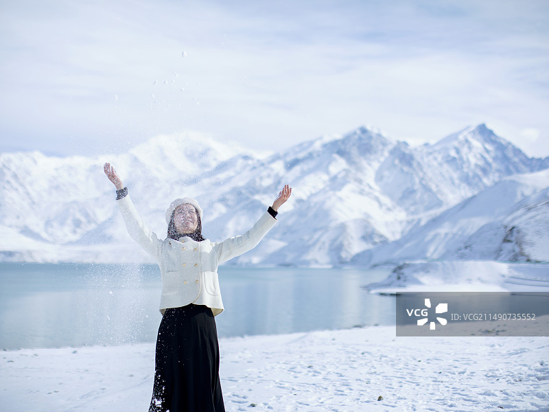 雪山湖泊蓝天白云美女自信快乐幸福图片素材
