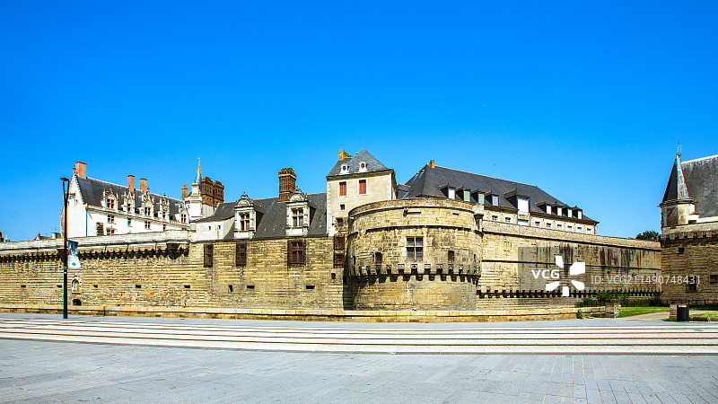 有轨电车通过法国南特市布列塔尼公爵城堡图片素材